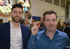 Teun Boomaerts en Pieter Steijnen van Syngenta laten twee tomaten zien: één met TOBRV-resistentie en één zonder. Ziet u het verschil? Proef je het verschil? Neem dan contact op met uw accountmanager.